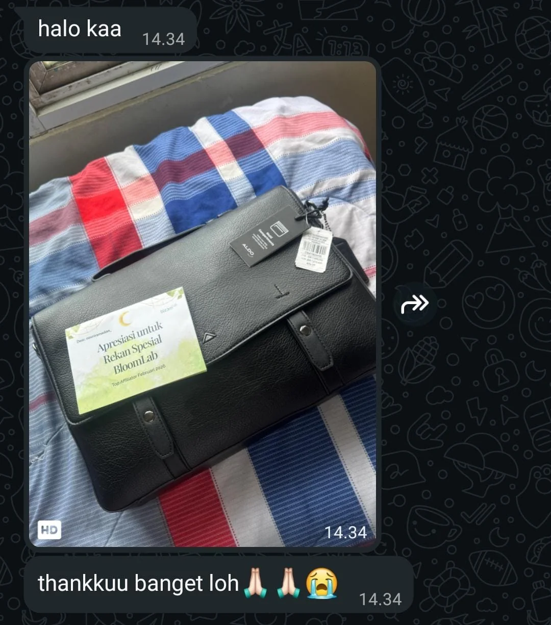 Tangkapan layar WhatsApp: affiliator menerima tas sebagai apresiasi Top Affiliator BloomLab