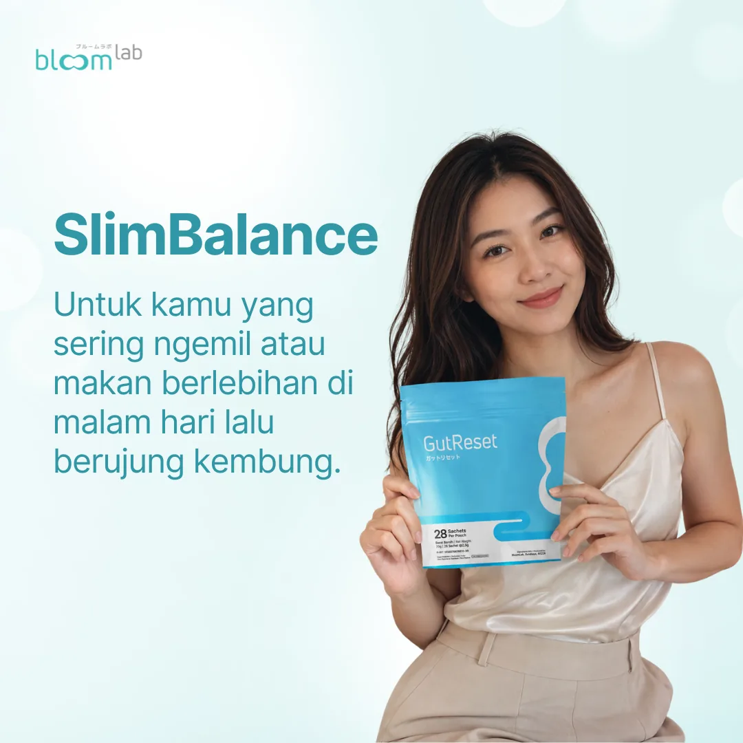 Wanita memegang GutReset, untuk yang sering ngemil atau makan berlebihan di malam hari lalu berujung kembung.