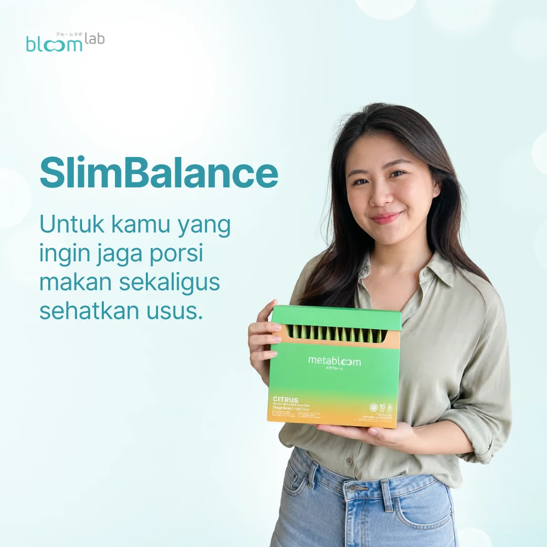 Wanita memegang MetaBloom Citrus, untuk yang ingin jaga porsi makan sekaligus dukung keseimbangan usus.